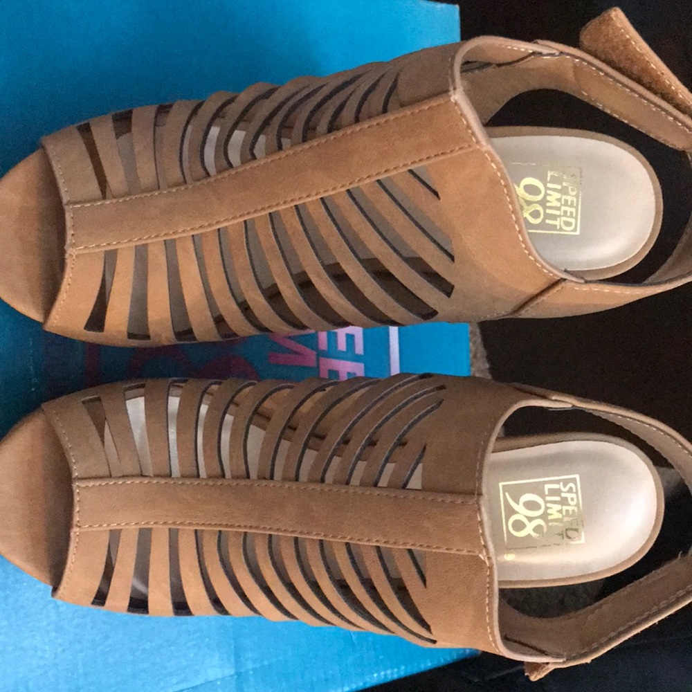 Tan high heels - Picture 2 of 3